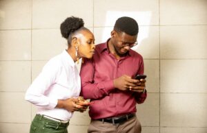 Caro Abby: Meu marido ainda está conversando com sua ex -namorada – e ele quer visitá -la Caro Abby: Meu marido ainda está conversando com sua ex -namorada - e ele quer visitá -la