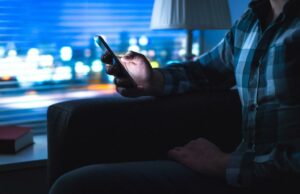 Caro Abby: Meu marido me cegou com um jovem amigo – não sei se posso levá -lo Caro Abby: Meu marido me cegou com um jovem amigo - não sei se posso levá -lo