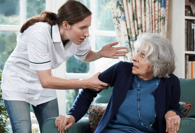 Caro Abby: Minha irmã está tentando matar minha mãe de 98 anos

