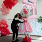 As pessoas se levantam na sexta -feira, 11 de julho de 2025, para o Hello Kitty Cafe, na Westfield Valley Fair, em San Jose, Califórnia. (Shae Hammond/Bay Area News Group)