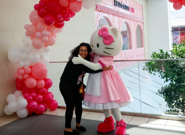 As pessoas se levantam na sexta -feira, 11 de julho de 2025, para o Hello Kitty Cafe, na Westfield Valley Fair, em San Jose, Califórnia. (Shae Hammond/Bay Area News Group)