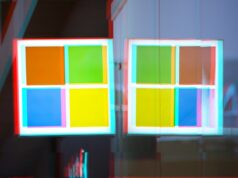 Microsoft 365 atingido por interrupção, impedindo acesso a e-mails e arquivos a moshed/glitchy version of a Windows logo on a Microsoft Store front