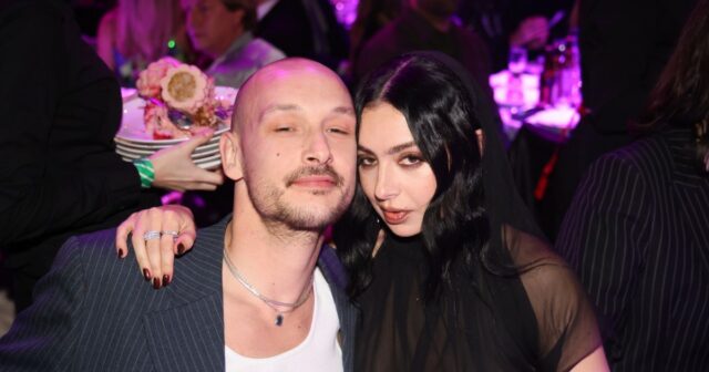 Charli XCX mostra sua aparição no casamento em um novo vídeo Tiktok.
