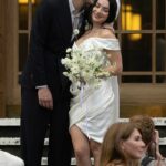 Charli XCX desfrutou de um casamento de verão de Bratt quando empatou com a década de 1975 George Daniel na prefeitura de Hackney no sábado