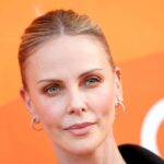 Charlize Theron e suas duas filhas, Jackson e August.