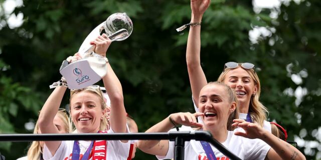 Chloe Kelly Drops F-Bomb e Sarina Wiegman realizam dança da vitória quando as leoas celebram o euro triunfo: atualizações ao vivo

