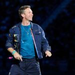 Chris Martin Chris Martin fornece um possível aviso de fã Craudor antes de "Jumbotron Song" no primeiro show de um incidente de vírus