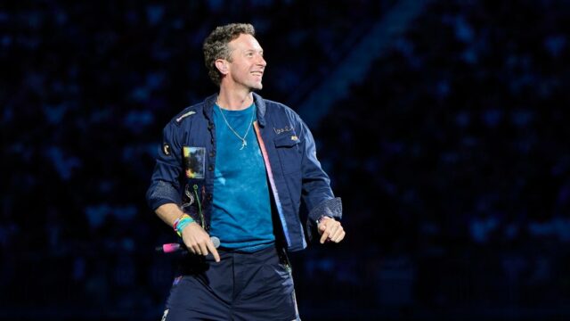 Chris Martin Chris Martin fornece um possível aviso de fã Craudor antes de "Jumbotron Song" no primeiro show de um incidente de vírus

