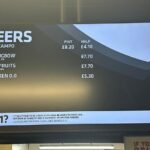 Os fãs do Oasis tiveram que arrecadar £ 7,70 se quisessem meio litro com Strongbow hoje à noite, o que um fã diz ser mais caro do que o quanto ele pagou para ver a banda em 1996