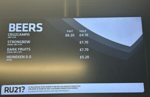 Cigarros e (não) álcool! Os fãs do Oasis deixaram fumando o preço “escândalo” do licor – com meia terra que custa £ 7,70 Os fãs do Oasis tiveram que arrecadar £ 7,70 se quisessem meio litro com Strongbow hoje à noite, o que um fã diz ser mais caro do que o quanto ele pagou para ver a banda em 1996