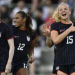 Claire Hutton comemora o primeiro gol internacional para ajudar os Estados Unidos a vencer o Canadá por 3 a 0