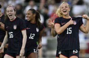 Claire Hutton comemora o primeiro gol internacional para ajudar os Estados Unidos a vencer o Canadá por 3 a 0 Claire Hutton comemora o primeiro gol internacional para ajudar os Estados Unidos a vencer o Canadá por 3 a 0