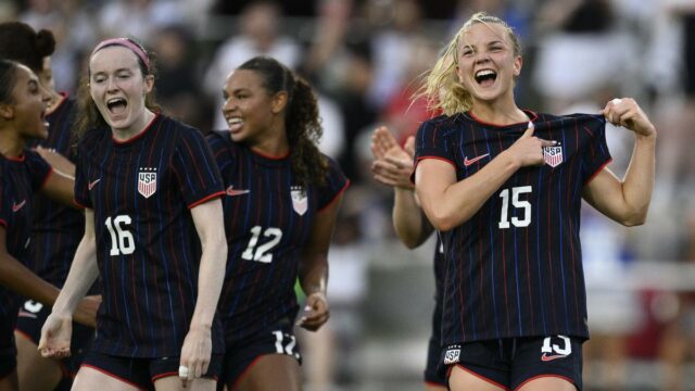 Claire Hutton comemora o primeiro gol internacional para ajudar os Estados Unidos a vencer o Canadá por 3 a 0

