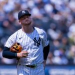 Clarke Schmidt #36 de New York Yankees reage depois de desistir de três marchas em casa.