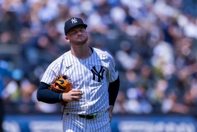 Clarke Schmidt #36 de New York Yankees reage depois de desistir de três marchas em casa.