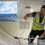Hunter Snake, Mark Pelley, levanta a inofensiva cobra de árvore verde de 2 pés do aeroporto do aeroporto de Melbourne em 1º de julho de 2025.