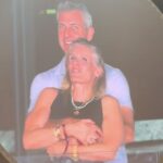 Os fãs explodiram depois que o CEO de uma empresa de bilhões de dólares foi pego aconchegante a uma colega em uma câmera de beijo de concerto no Coldplay