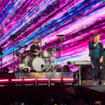 Chris Martin de Coldplay atuando.
