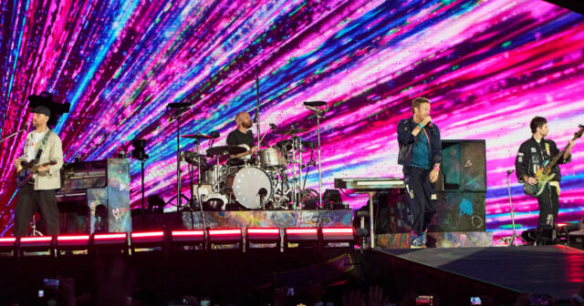 Chris Martin de Coldplay atuando.