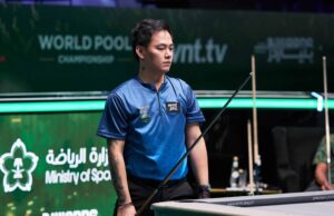 Cometo vencedor no Campeonato Mundial da Pool Johann Chua está em ação durante o campeonato mundial da piscina