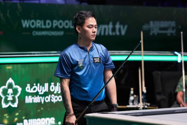 Johann Chua está em ação durante o campeonato mundial da piscina