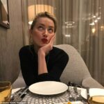 Um novo livro que mapeia em um detalhe indelével tem um carro de carro entre Johnny Depp e Amber Heard Retas