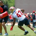 San Francisco 49ers Demarcus Robinson (5) companheiro de equipe High-Gives durante o treinamento no campo de treinamento dos 49s no Centro de Prática no estádio Levi's em Santa Clara, Califórnia, na quarta-feira, 23 de julho de 2025 (NHAT V. Meyer/Bay Area News Group)