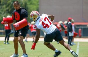 Como Bryce Huff e 49ers vão ao acampamento por 1 semana por 1 semana San Francisco 49ers Demarcus Robinson (5) companheiro de equipe High-Gives durante o treinamento no campo de treinamento dos 49s no Centro de Prática no estádio Levi's em Santa Clara, Califórnia, na quarta-feira, 23 de julho de 2025 (NHAT V. Meyer/Bay Area News Group)