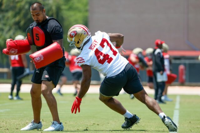 San Francisco 49ers Demarcus Robinson (5) companheiro de equipe High-Gives durante o treinamento no campo de treinamento dos 49s no Centro de Prática no estádio Levi's em Santa Clara, Califórnia, na quarta-feira, 23 de julho de 2025 (NHAT V. Meyer/Bay Area News Group)
