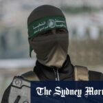 Os palestinos cavalgam para ajudar o caminhão na cidade de Gaza de terça -feira.