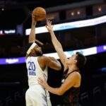 O Marques Bolden (20), de Golden State Warriors, recebeu um rebote contra o Darius Bazley (36), do Los Angeles Lakers, no segundo trimestre de um jogo da NBA Summer League no Chase Center em San Francisco, Califórnia, no sábado, 5 de julho de 2025. (Ray Chavez/Bay Area News Group). (Ray Chavez/Bay Area News Group)