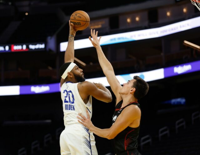 O Marques Bolden (20), de Golden State Warriors, recebeu um rebote contra o Darius Bazley (36), do Los Angeles Lakers, no segundo trimestre de um jogo da NBA Summer League no Chase Center em San Francisco, Califórnia, no sábado, 5 de julho de 2025. (Ray Chavez/Bay Area News Group). (Ray Chavez/Bay Area News Group)