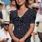 Um estilo de vestido especial que provavelmente é inspirado no visual de Kate Middleton em 2022 Wimbledon, conquista a quadra central por tempestades este ano