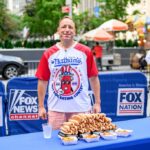 Como assistir o retorno de Joey Chestnut à Competição de Dogs de Hot Nathana