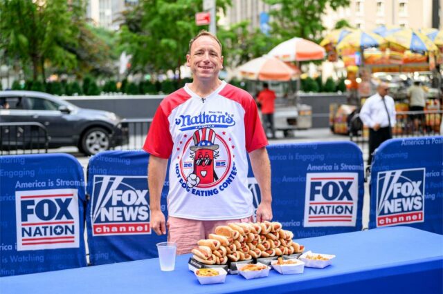 Como assistir o retorno de Joey Chestnut à Competição de Dogs de Hot Nathana

