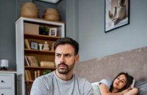 Como falar sobre seu parceiro é um viciado em sexo secreto: Tracey Cox revela 8 sinais de aviso que a maioria das mulheres não percebe que são bandeiras vermelhas – e exigir sexo de você não é um deles Seu parceiro pode ser um viciado em sexo secreto, diz Tracey Cox, e estar emocionalmente distante é um dos personagens mais importantes (armazém)