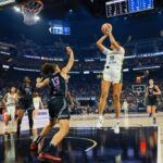 A Haley Jones (30) do arcebispo Mitty dirige no quarto período de seu jogo de campeonato de basquete feminino da Seção Central da Costa Aberta em Santa Clara, Califórnia, na sexta -feira, 22 de fevereiro de 2019, à cesta contra a Divisão Aberta de Pinewoods (Anda Chu/Bay Area News Group). (Anda Chu/Bay Area News Group)