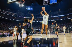 Como o arcebispo Mitty, o ex -aluno de Stanford Haley Jones encontra seu wnba -groove A Haley Jones (30) do arcebispo Mitty dirige no quarto período de seu jogo de campeonato de basquete feminino da Seção Central da Costa Aberta em Santa Clara, Califórnia, na sexta -feira, 22 de fevereiro de 2019, à cesta contra a Divisão Aberta de Pinewoods (Anda Chu/Bay Area News Group). (Anda Chu/Bay Area News Group)