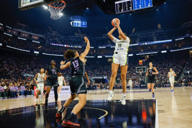 A Haley Jones (30) do arcebispo Mitty dirige no quarto período de seu jogo de campeonato de basquete feminino da Seção Central da Costa Aberta em Santa Clara, Califórnia, na sexta -feira, 22 de fevereiro de 2019, à cesta contra a Divisão Aberta de Pinewoods (Anda Chu/Bay Area News Group). (Anda Chu/Bay Area News Group)