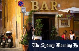 Como o pânico italiano? Resultados para o preço do café expresso Os italianos se reúnem em um café na nota.