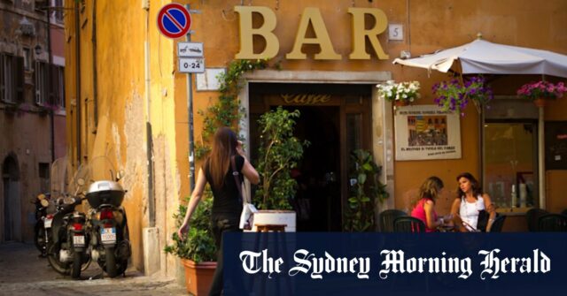 Os italianos se reúnem em um café na nota.