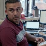 Lee Primonato, uma polícia de Bedfordshire, encontra mensagens de texto horríveis no telefone de um garoto