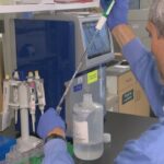Um homem em uma jaqueta de laboratório em um laboratório.