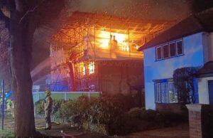 Companhia de seguros multimilionários -SUE por £ 1 milhão sobre incêndio que “engoliu” suas casas de 2 milhões de libras e uma coleção de relógios de £ 300.000 -depois que a empresa se recusou a pagar porque não havia explicado obras de construção A casa de Biborka e Charles Bellhouse subiu em chamas em 29 de dezembro de 2022, com 60 bombeiros correndo para controlar o fogo