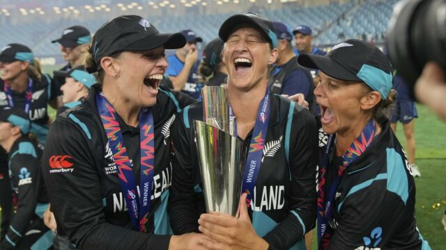 Copas femininas femininas da Copa do Mundo Mundial para serem jogadas em três lugares

