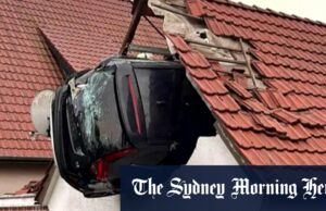 Crash de carro em um telhado de celeiro na Alemanha Crash de carro em um telhado de celeiro na Alemanha