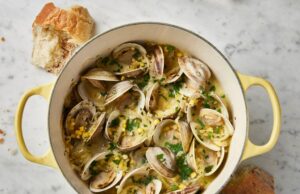 Crème Fraîche cria um caldo cremoso nesta receita de mexilhão cozido no vapor Crème Fraîche cria um caldo cremoso nesta receita de mexilhão cozido no vapor