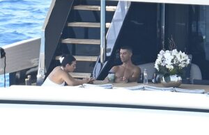 Cristiano Ronaldo Helgdagar em um iate em Mallorca com a parceira Georgina Rodriguez em meio a perguntas sobre por que ele não participou do funeral de “Razões pessoais” Cristiano Ronaldo foi descoberto em férias em um iate depois de perder o funeral de Diogo Jota