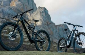 DJI traz suas bicicletas eletrônicas para o mercado americano com um preço impressionante O homem empurra a bicicleta eletrônica AMFlow em Berg