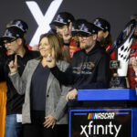 Dale Jr. compartilha uma foto fofa e uma nota sincera para Kelley Earnhardt após a 100ª vitória do JRM do XFINITY